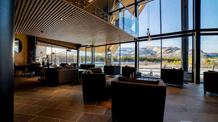 Ein Wohnzimmer mit vielen Möbeln und einem großen Fenster