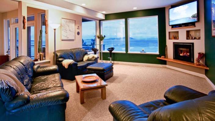 Ein Wohnzimmer mit vielen Möbeln und einem Fernseher