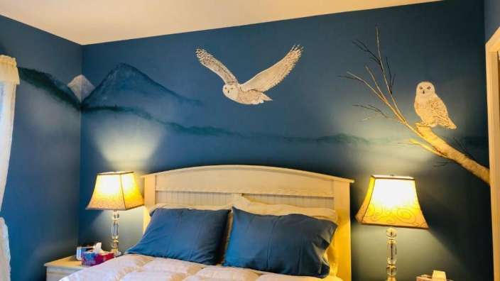 Ein Schlafzimmer mit einem Bett und zwei Lampen