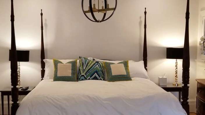 Ein Schlafzimmer mit einem Himmelbett und zwei Nachttischen