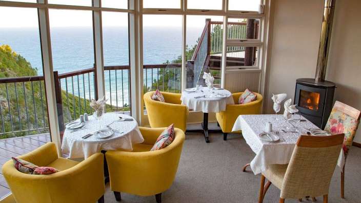 Tische und Stühle in einem Restaurant mit Blick auf das Meer
