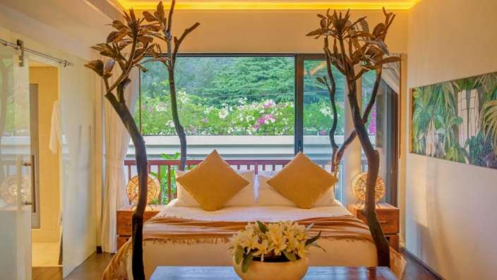 Ein Schlafzimmer mit einem Bett und zwei Bäumen