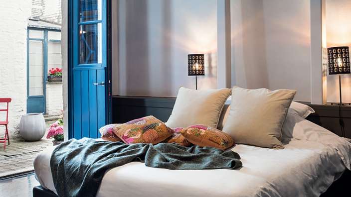 Ein Schlafzimmer mit einem Bett und einer blauen Tür