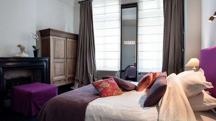 Ein Schlafzimmer mit einem Bett und einem Kamin