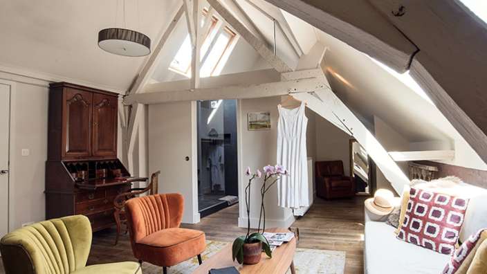 Ein Wohnzimmer mit einem weißen Kleid, das an der Decke hängt