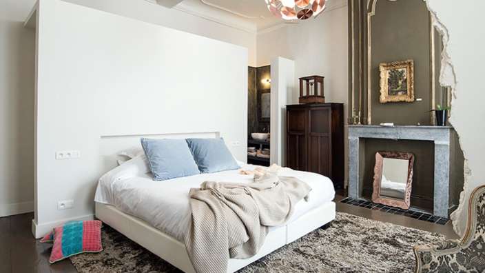 Ein Schlafzimmer mit einem Bett und einem Kamin