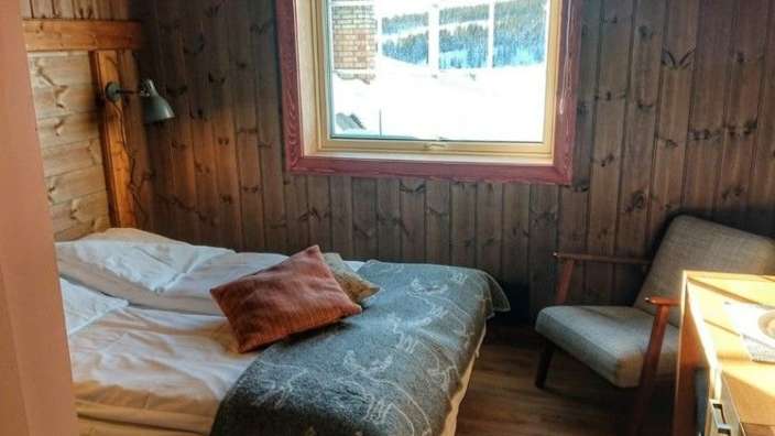 Ein Schlafzimmer mit einem Bett und einem Stuhl