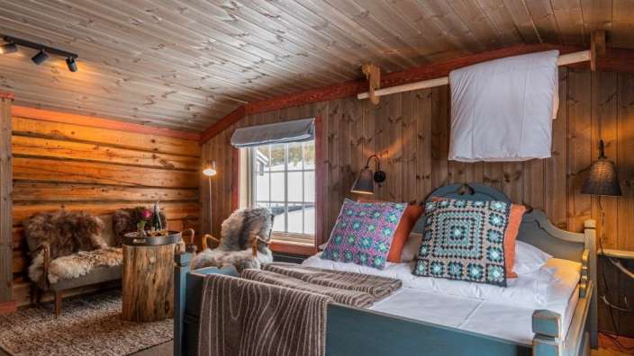 Ein Schlafzimmer mit einem Bett und einem Stuhl