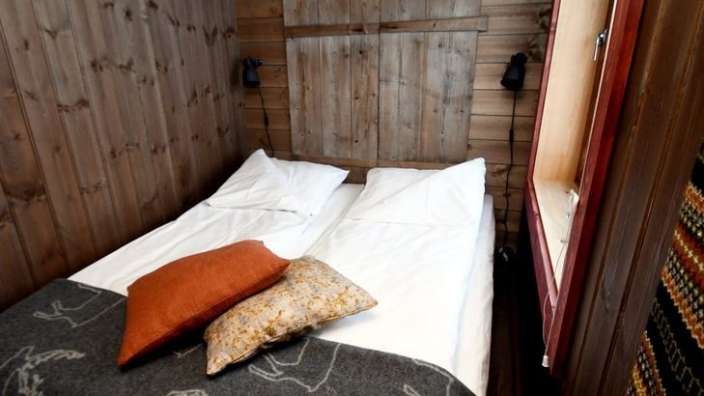 Ein kleines Schlafzimmer mit einem Bett und zwei Kissen