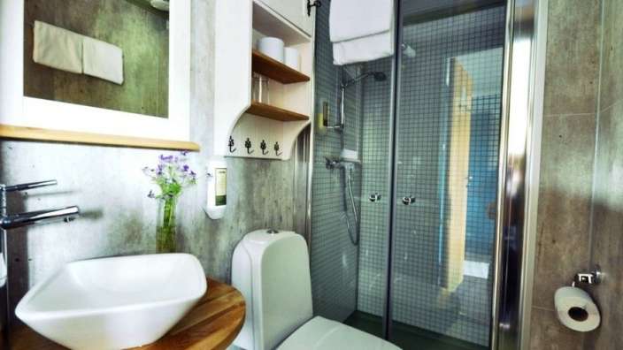 Ein Badezimmer mit Toilette, Waschbecken und Dusche