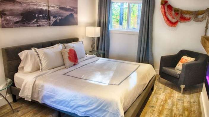 Ein Schlafzimmer mit einem Bett und einem Stuhl