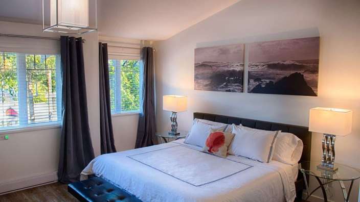 Ein Schlafzimmer mit einem Bett und zwei Lampen