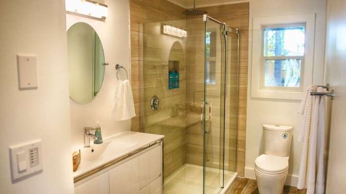 Ein Badezimmer mit Toilette, Waschbecken und Dusche