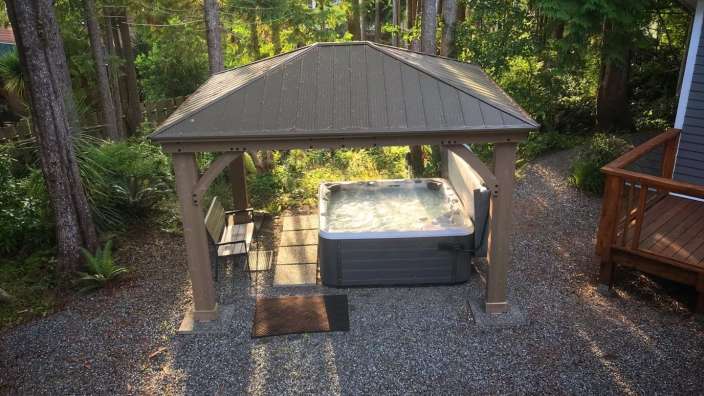 Ein Whirlpool unter einem Pavillon im Wald