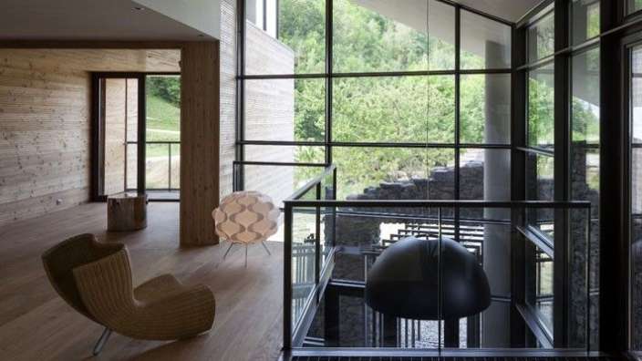 Ein Raum mit vielen Fenstern und einem Stuhl