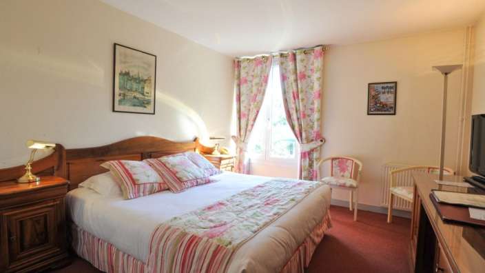 Ein Hotelzimmer mit einem Bett und einem Stuhl