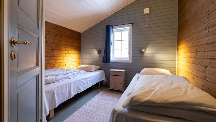 Ein Schlafzimmer mit zwei Betten und einem Fenster