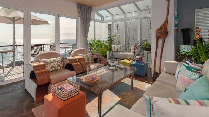 Ein Wohnzimmer mit vielen Möbeln und einem Couchtisch