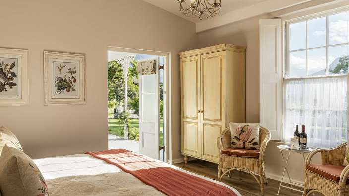 Ein Schlafzimmer mit einem Bett und einem Stuhl