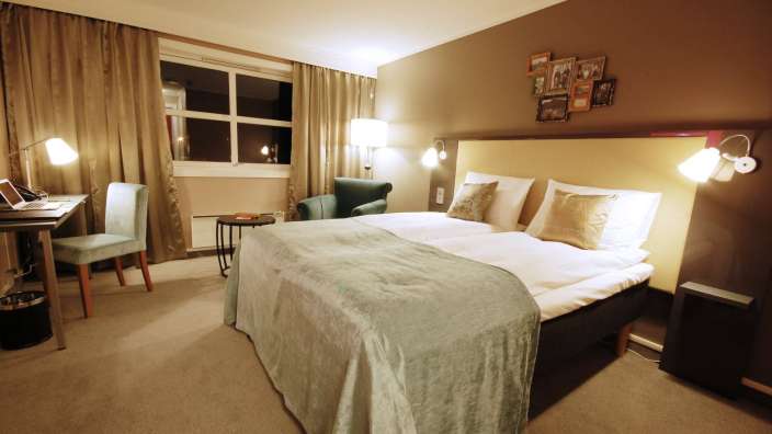 Ein Hotelzimmer mit einem Bett und einem Stuhl