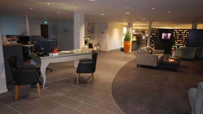 Ein Wohnzimmer mit einem Schreibtisch und einem Computer