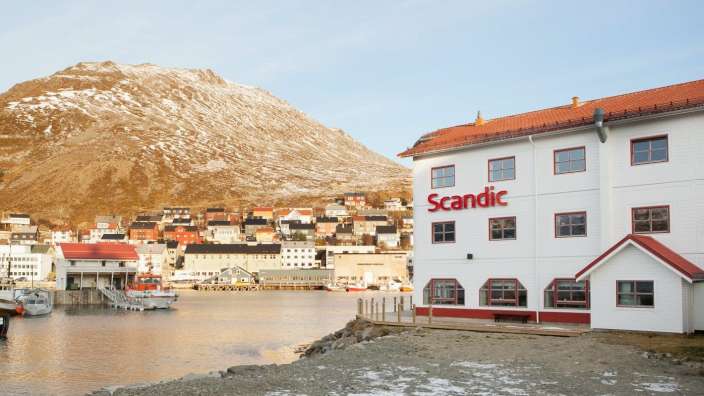 Ein weißes Gebäude mit der Aufschrift scandic darauf