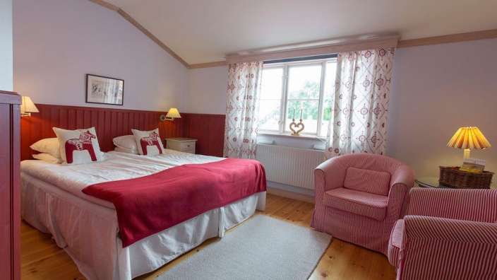 Ein Schlafzimmer mit einem Bett und einem Stuhl