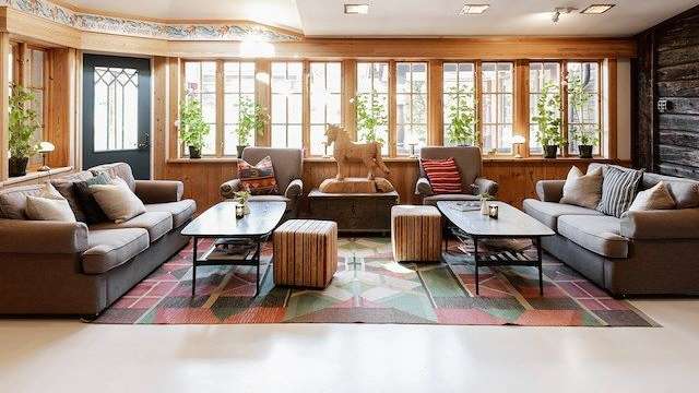 Ein Wohnzimmer mit vielen Couchen und Stühlen