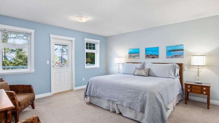 Ein Schlafzimmer mit blauen Wänden und einem großen Bett