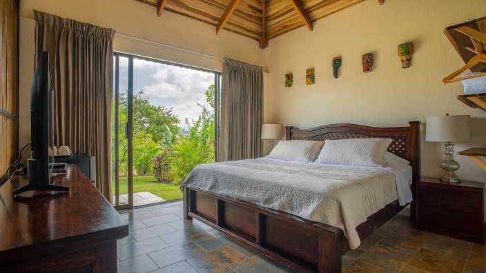 Ein Schlafzimmer mit einem Bett und einem Fernseher