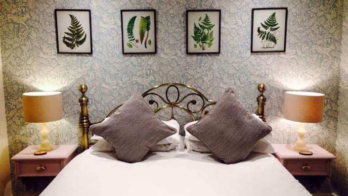 Ein Schlafzimmer mit einem Bett und zwei Nachttischen