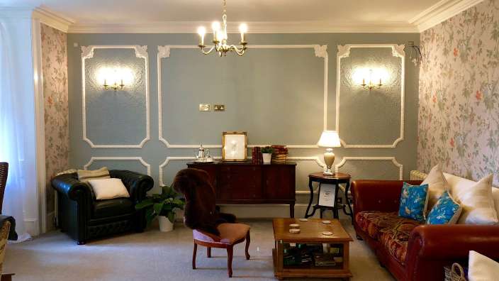 Ein Wohnzimmer mit einem Couchtisch und einem Stuhl