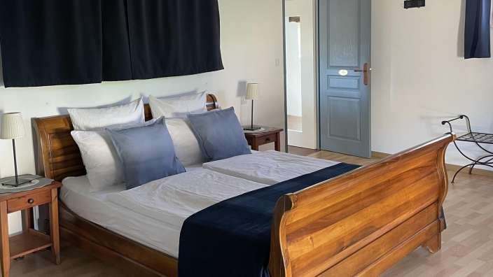 Ein Schlafzimmer mit einem Bett und zwei Nachttischen