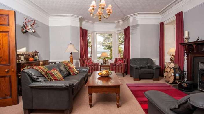 Ein Wohnzimmer mit vielen Möbeln und einem Kamin