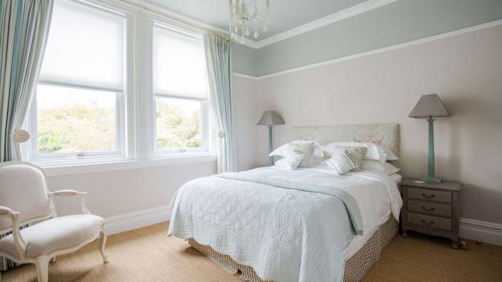 Ein Schlafzimmer mit einem Bett und einem Stuhl