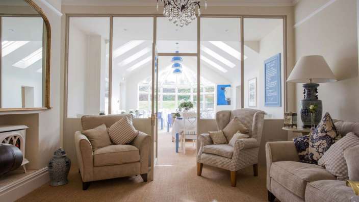 Ein Wohnzimmer mit zwei Stühlen und einem Couchtisch