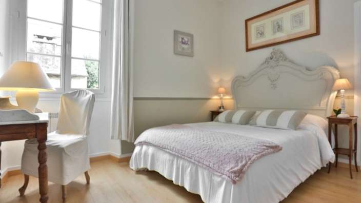 Ein Schlafzimmer mit einem Bett und einem Schreibtisch