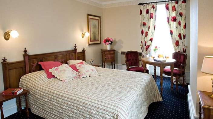 Ein Schlafzimmer mit einem Bett und einem Tisch