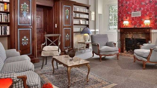 Ein Wohnzimmer mit Möbeln und einem Kamin