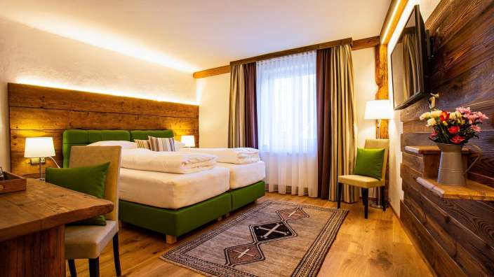 Ein Hotelzimmer mit zwei Betten und einem Fernseher