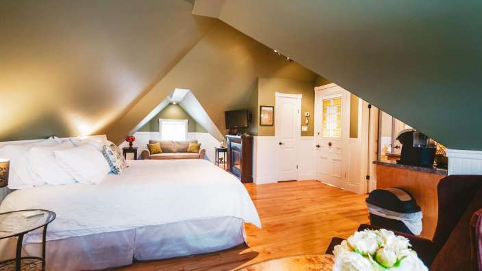 Ein Schlafzimmer mit einem Bett und einem Stuhl