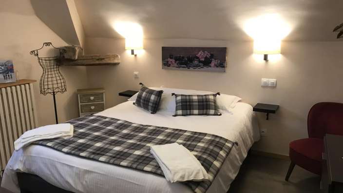 Ein Schlafzimmer mit einem Bett und einer Schaufensterpuppe