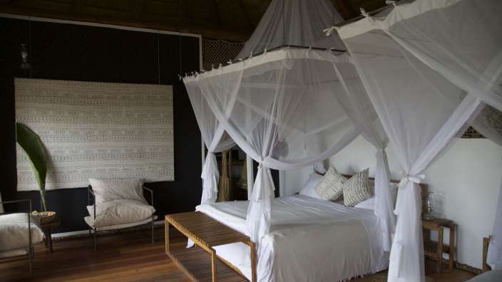 Ein Schlafzimmer mit einem Bett und einem Stuhl