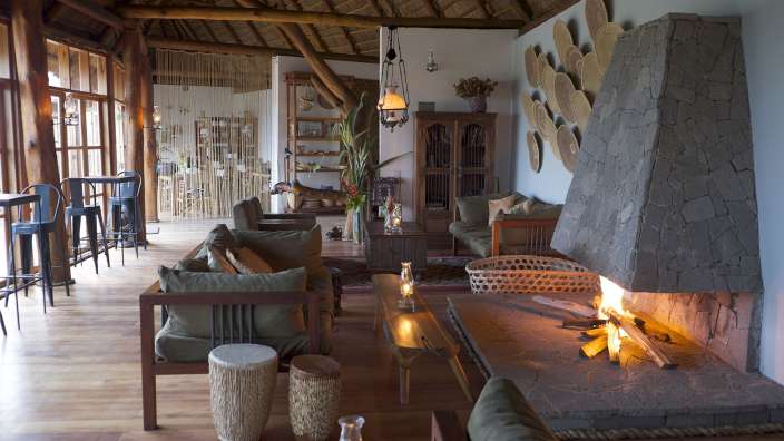 Ein Wohnzimmer mit vielen Möbeln und einem Kamin