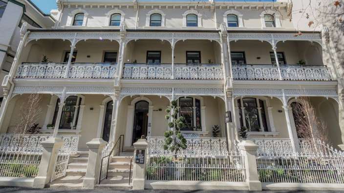Ein großes weißes Gebäude mit vielen weißen Balkonen
