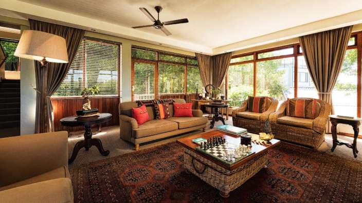 Ein Wohnzimmer mit einem Schachspiel auf einem Tisch