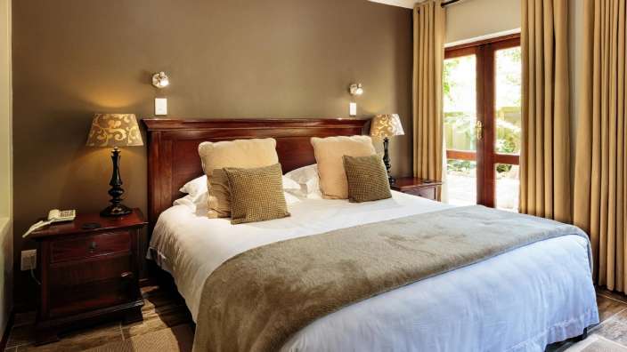 Ein Schlafzimmer mit einem Bett und zwei Nachttischen