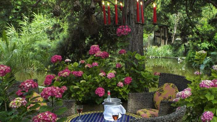 Ein Tisch mit einem Glas Wein und einem Eiskübel darauf