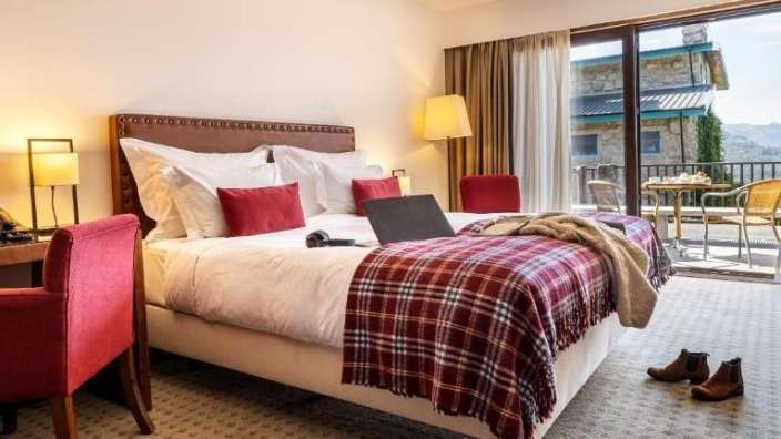 Ein Hotelzimmer mit einem Bett und einem Schreibtisch