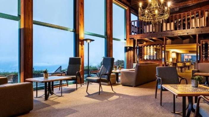 Ein Wohnzimmer mit vielen Möbeln und einem Kronleuchter